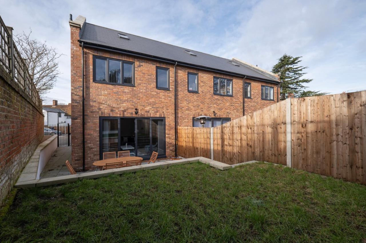 Modern 4 Bedroom House With Parking In Farnham Royal, Slough By 360Stays Exterior foto