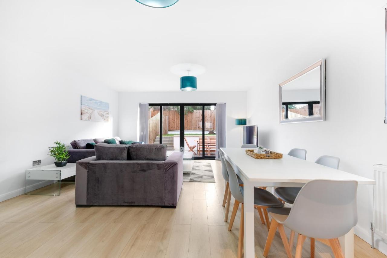 Modern 4 Bedroom House With Parking In Farnham Royal, Slough By 360Stays Exterior foto