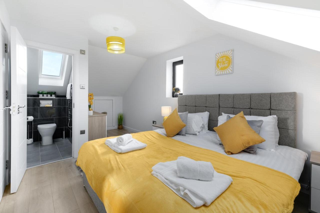 Modern 4 Bedroom House With Parking In Farnham Royal, Slough By 360Stays Exterior foto