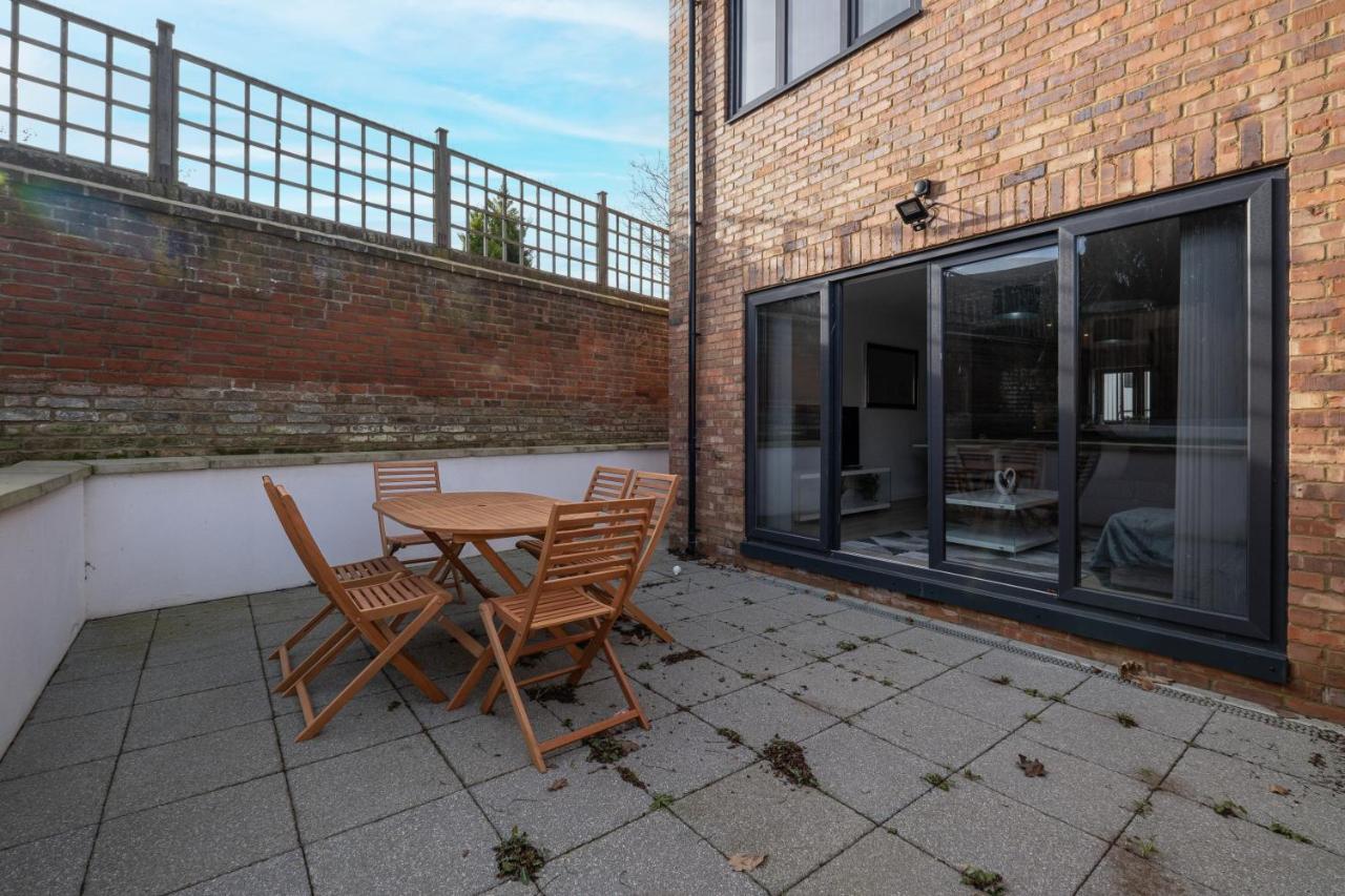 Modern 4 Bedroom House With Parking In Farnham Royal, Slough By 360Stays Exterior foto