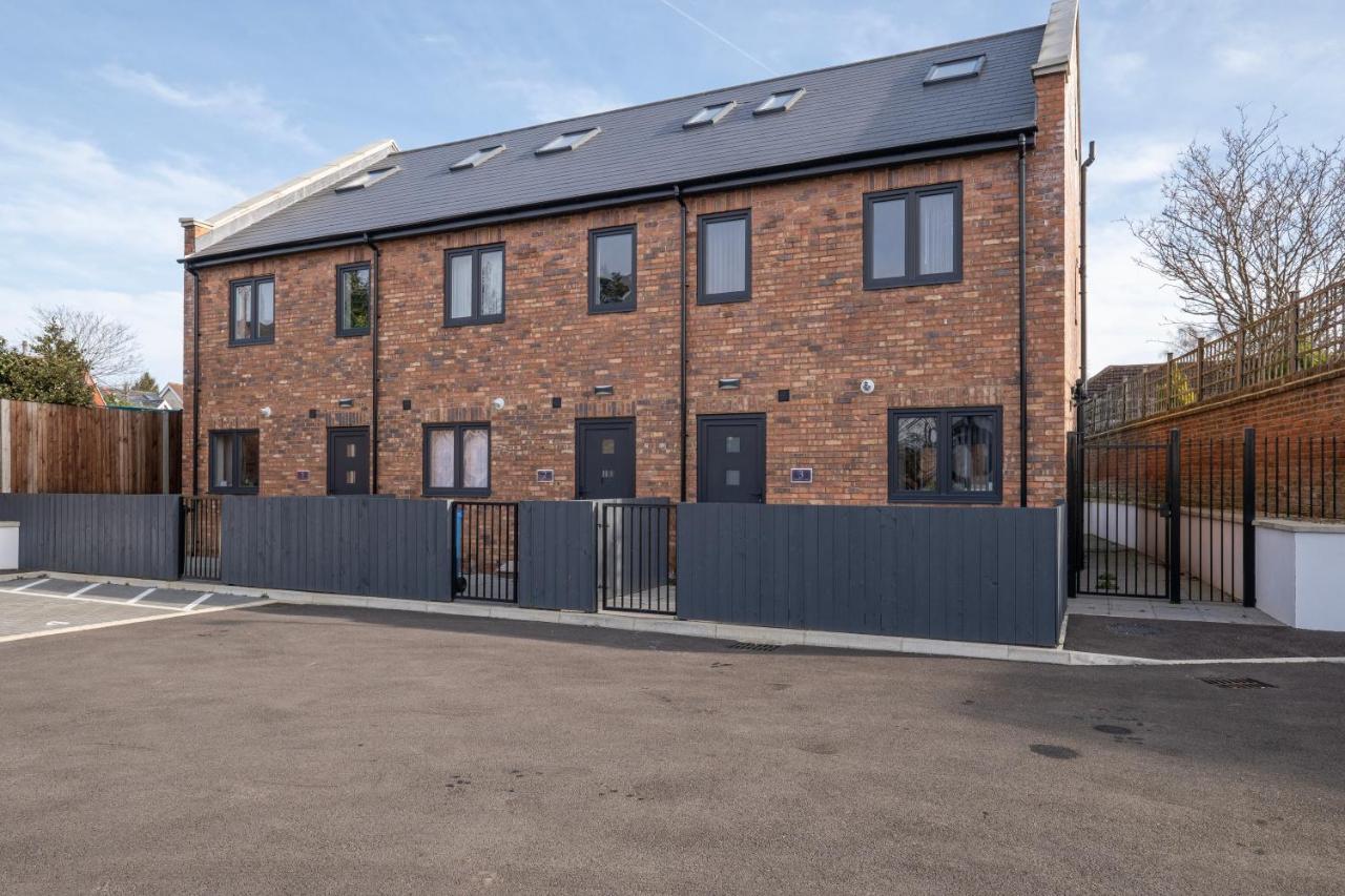Modern 4 Bedroom House With Parking In Farnham Royal, Slough By 360Stays Exterior foto