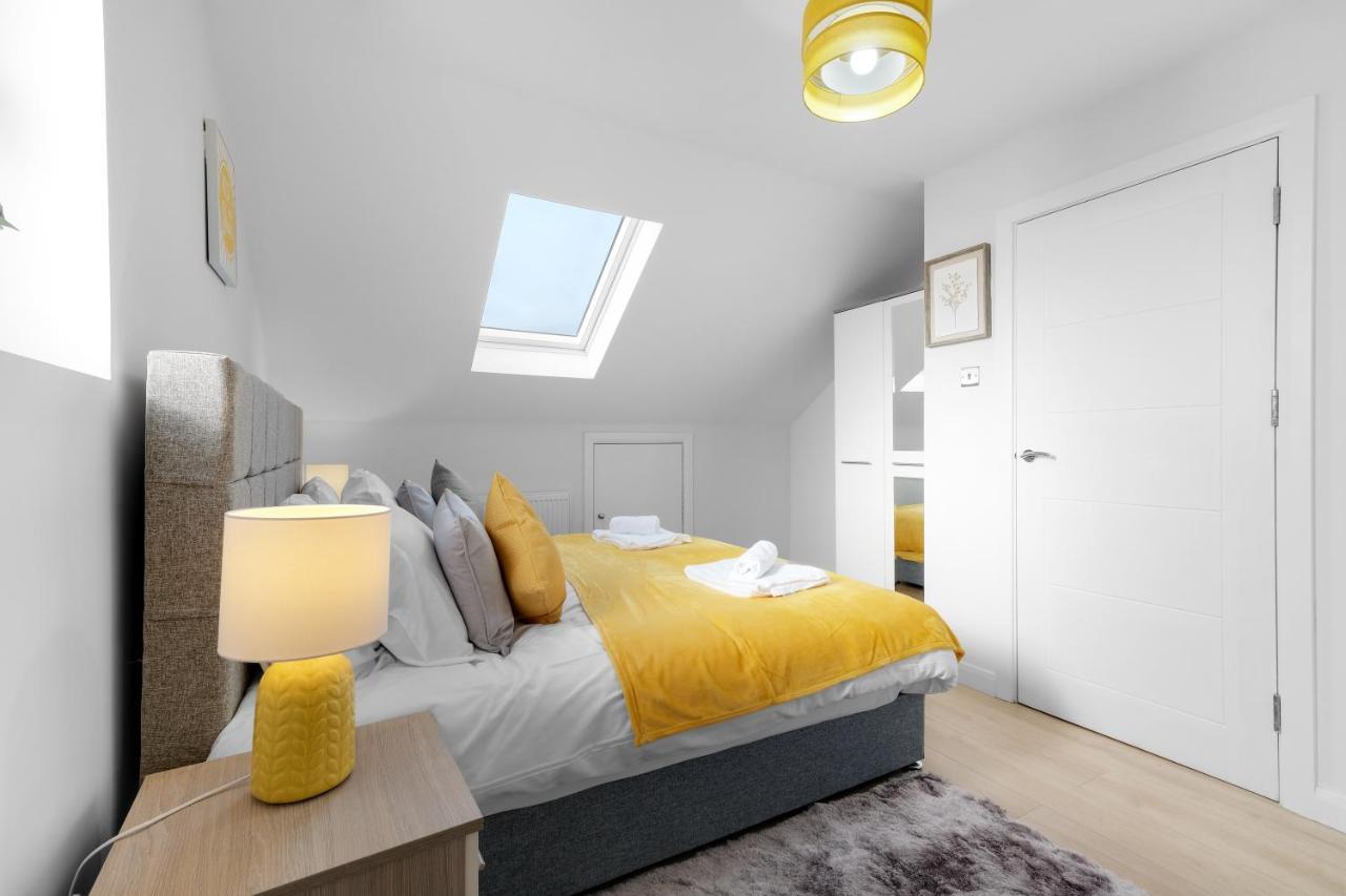Modern 4 Bedroom House With Parking In Farnham Royal, Slough By 360Stays Exterior foto