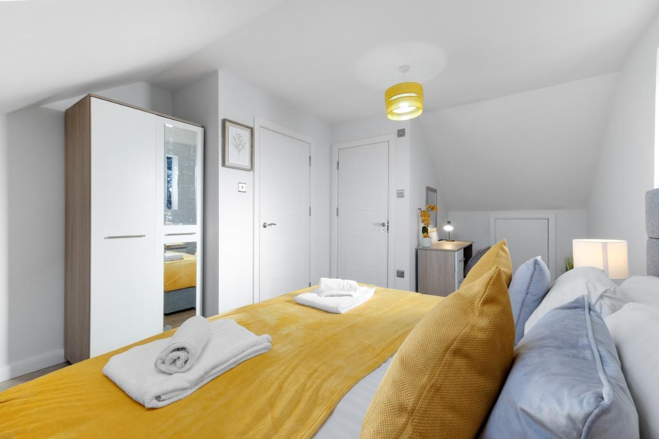 Modern 4 Bedroom House With Parking In Farnham Royal, Slough By 360Stays Exterior foto
