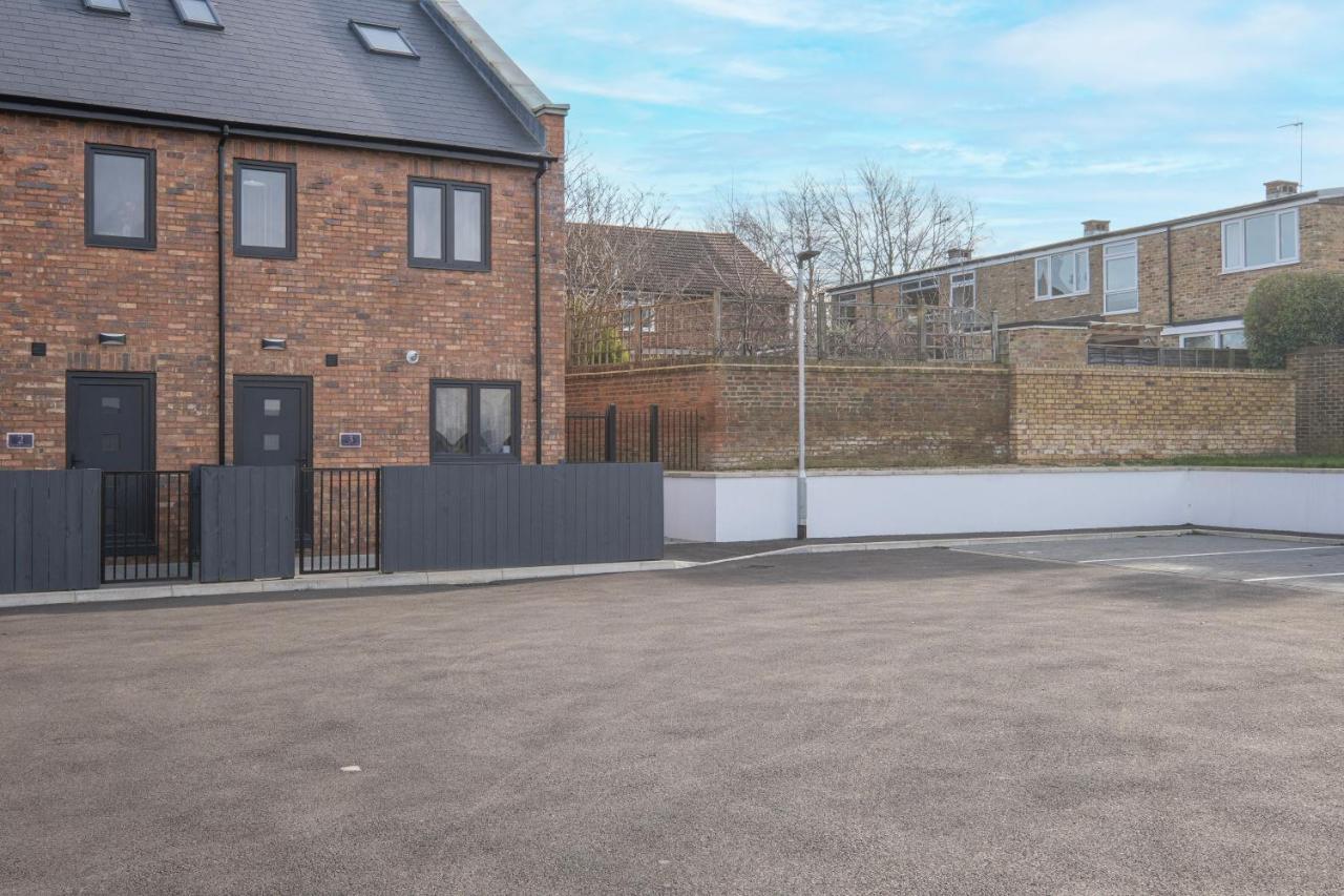Modern 4 Bedroom House With Parking In Farnham Royal, Slough By 360Stays Exterior foto