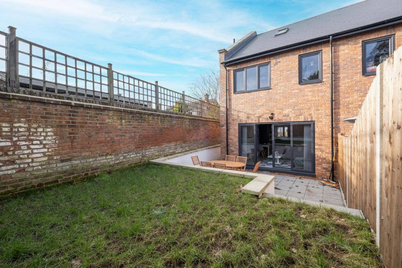 Modern 4 Bedroom House With Parking In Farnham Royal, Slough By 360Stays Exterior foto