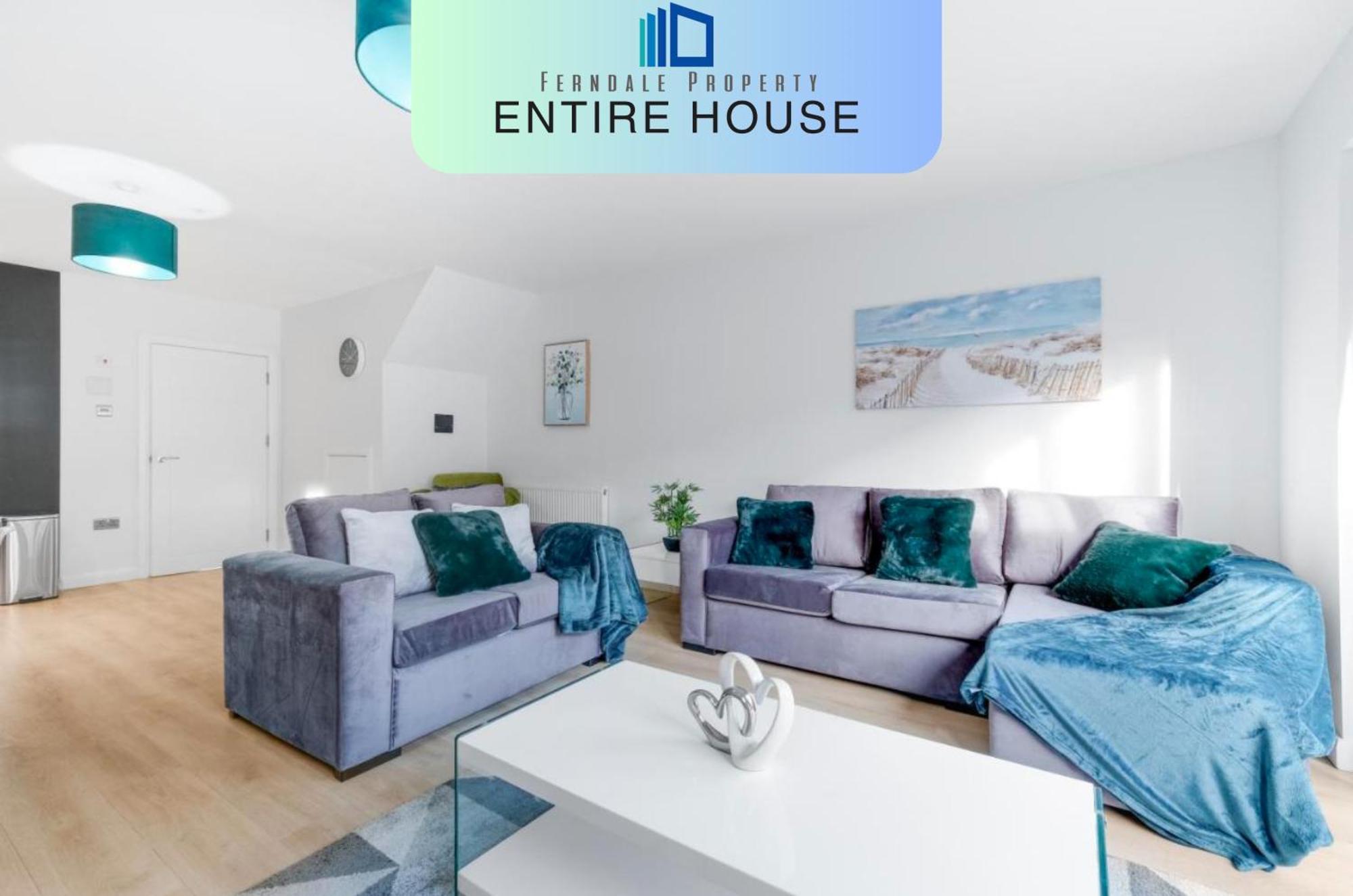 Modern 4 Bedroom House With Parking In Farnham Royal, Slough By 360Stays Exterior foto